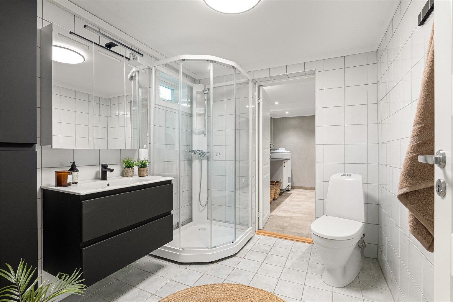 Badet er oppgradert med nye møbler i 2026. Fliser ble lagt på gulv og vegger rundt 2015. I gulvet er det varme.