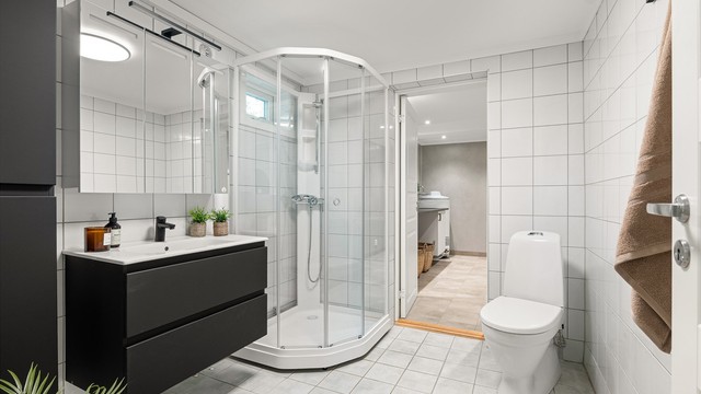 Badet er oppgradert med nye møbler i 2026. Fliser ble lagt på gulv og vegger rundt 2015. I gulvet er det varme.