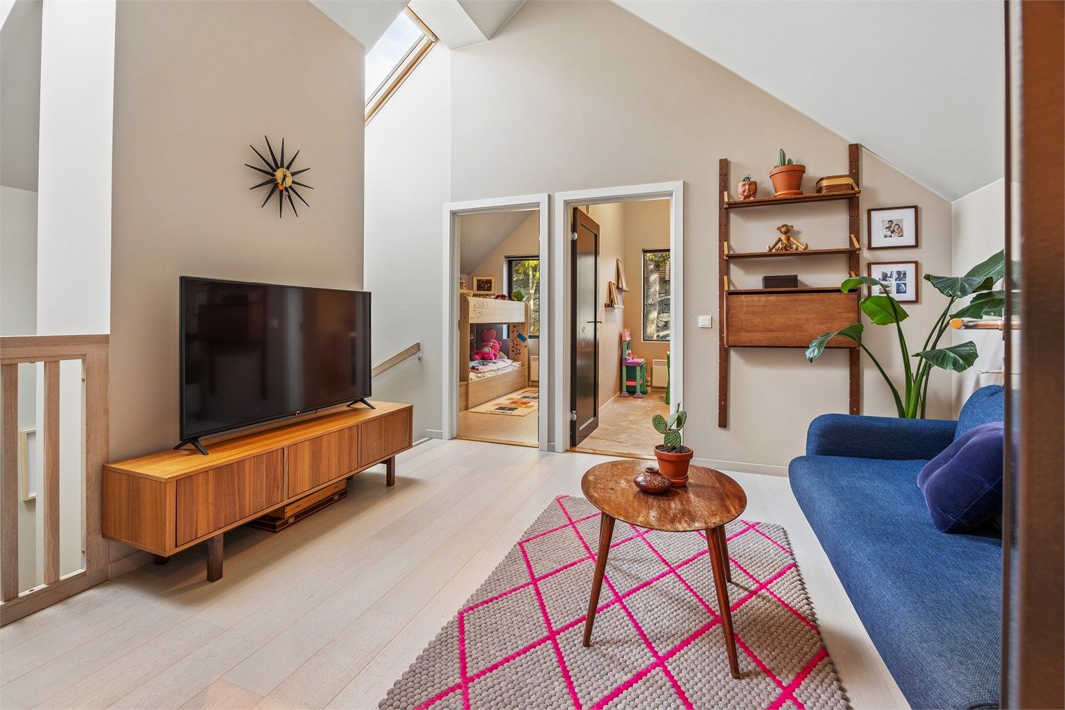 Loftstue med ekstra takhøyde og to Velux takvinduer som gir godt dagslys.