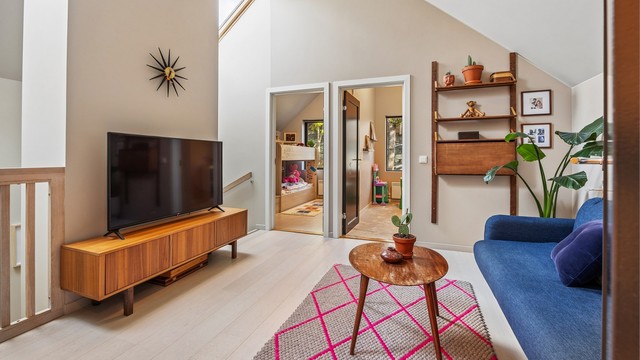 Loftstue med ekstra takhøyde og to Velux takvinduer som gir godt dagslys.