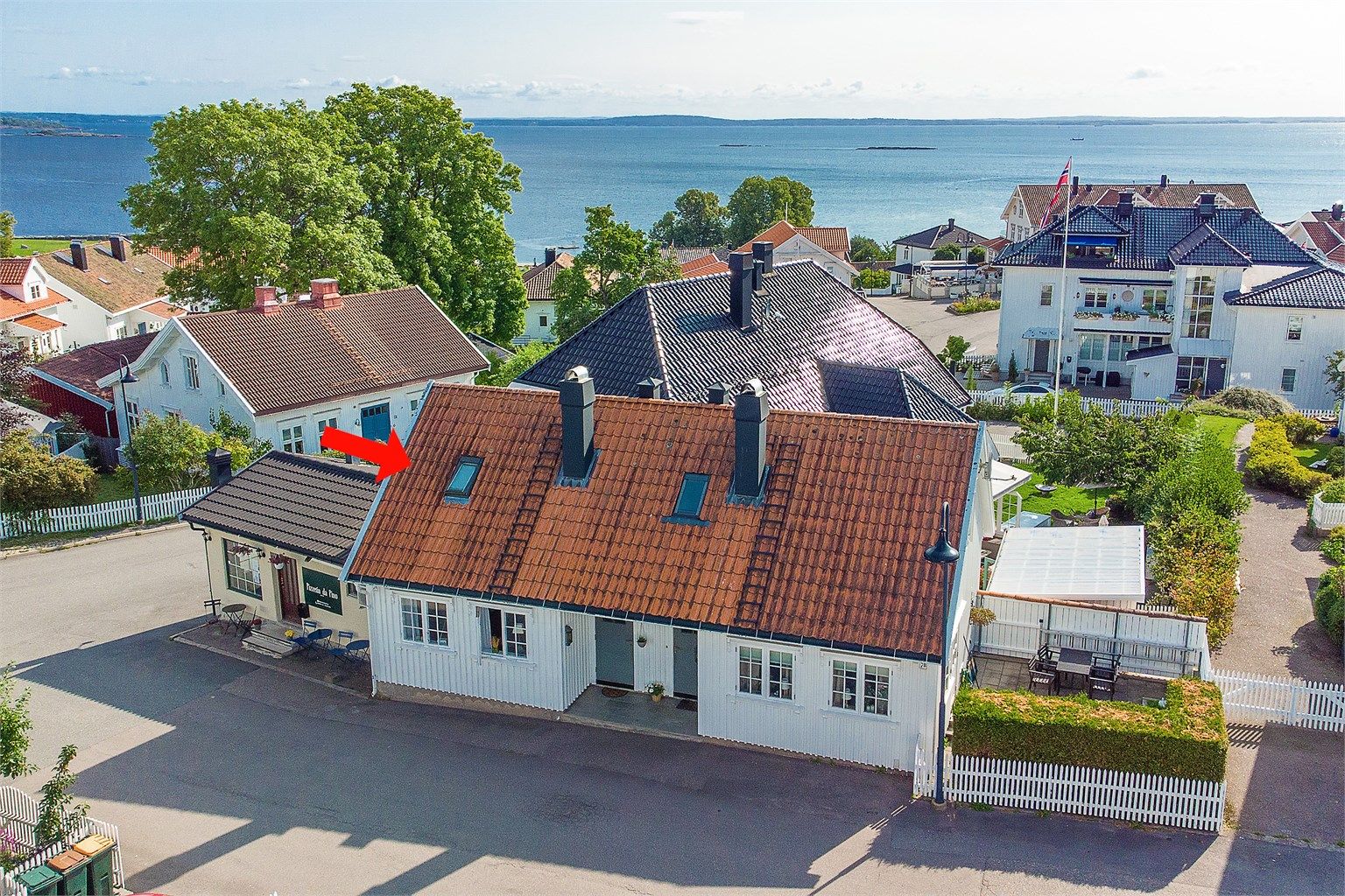 En idyllisk plassering i et område preget av velholdte hus og trange, koselige gater.