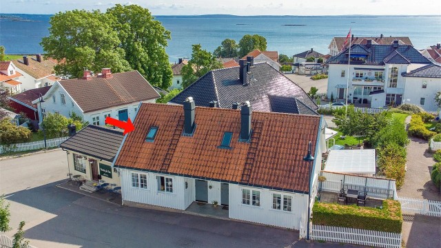 En idyllisk plassering i et område preget av velholdte hus og trange, koselige gater.