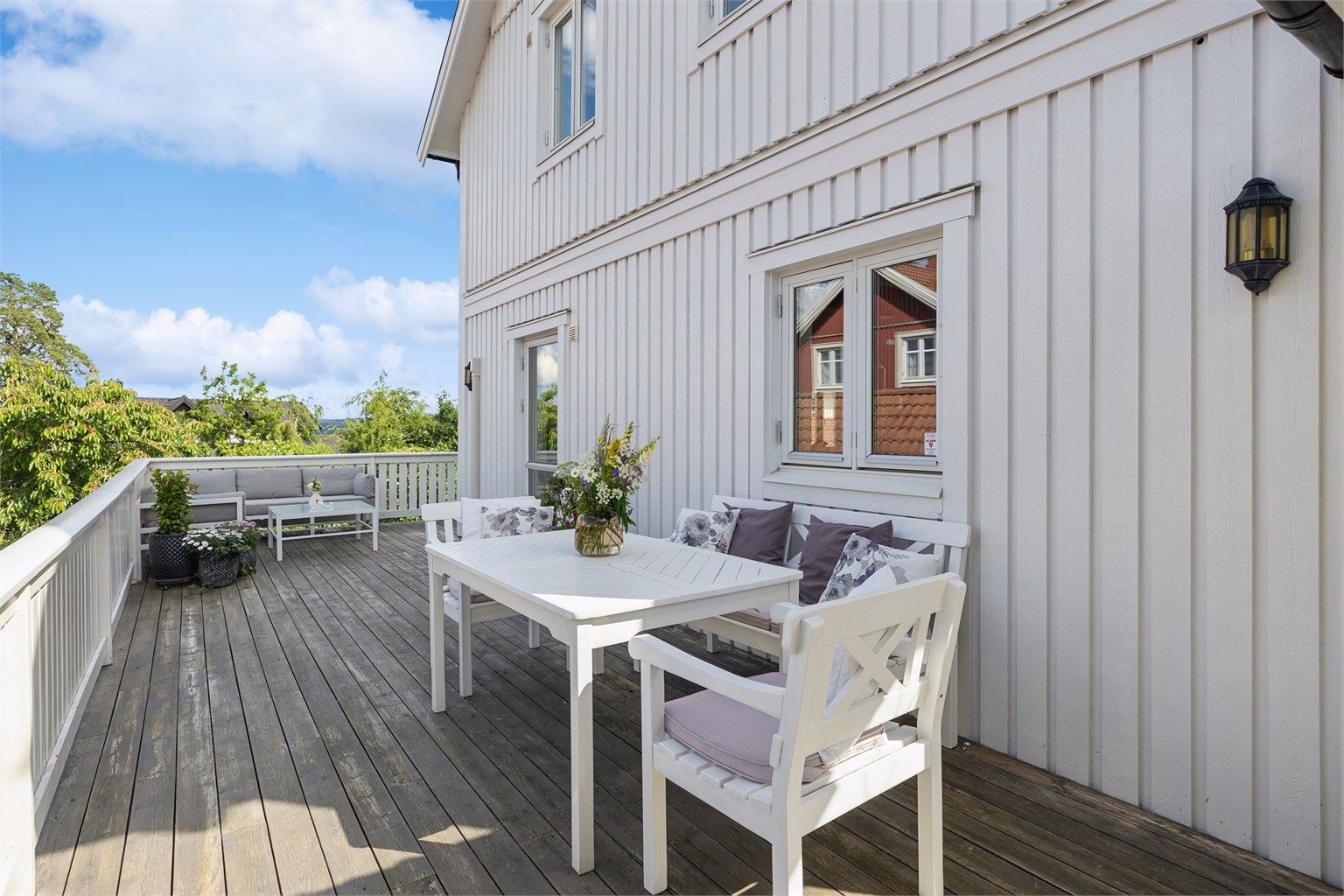 Terrassen går rundt store deler av boligen og gir fleksible oppholdssoner med mulighet til å nyte både sol og skygge.