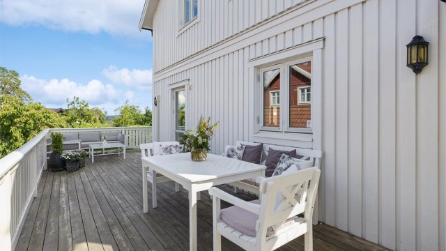 Terrassen går rundt store deler av boligen og gir fleksible oppholdssoner med mulighet til å nyte både sol og skygge.