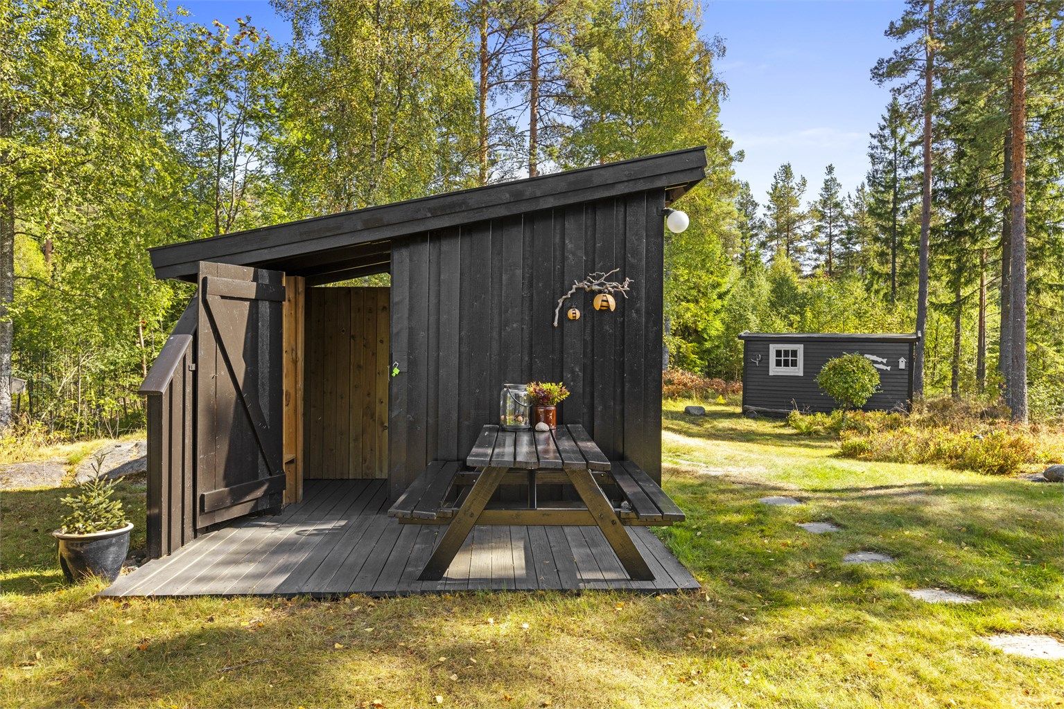 Uthus med opplegg for utedusj.