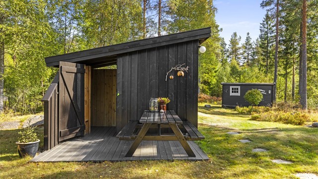 Uthus med opplegg for utedusj.