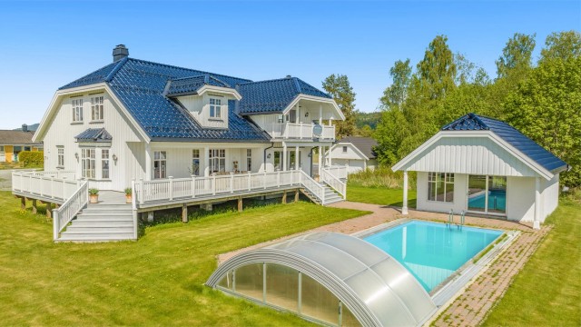 Eiendommen ligger i et rolig og etablert boligområde.
