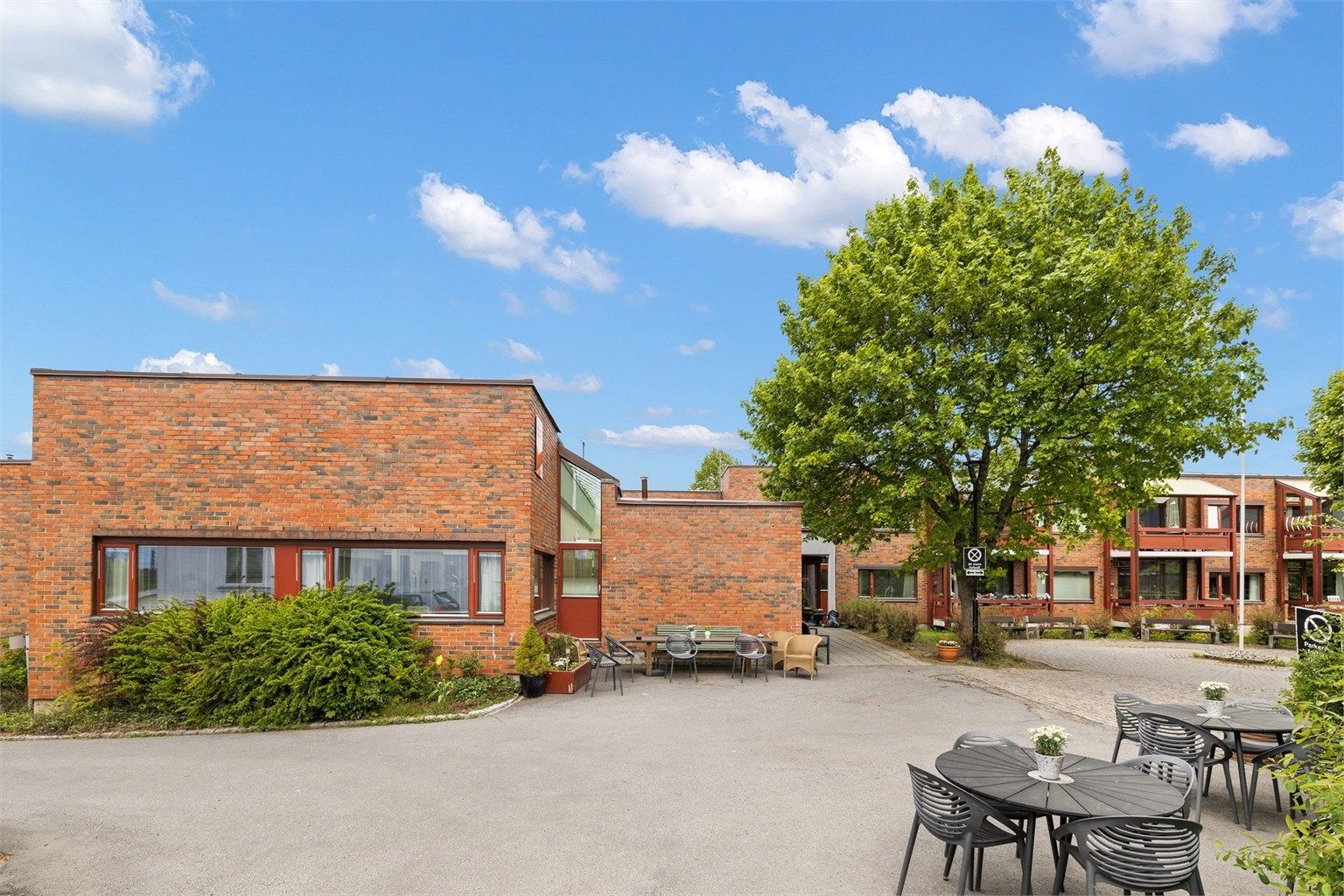 Skovheim ble bygget i 1981, og er forløper og inspirasjonskilde til Omsorg + boliger som nå bygges opp rundt i hele landet. Tanken bak Skovheim-modellen er at eldre skal kunne bo hjemme lenger, man skal kjenne seg trygg og opparbeide større nettverk