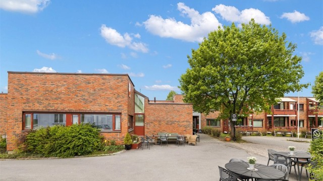 Skovheim ble bygget i 1981, og er forløper og inspirasjonskilde til Omsorg + boliger som nå bygges opp rundt i hele landet. Tanken bak Skovheim-modellen er at eldre skal kunne bo hjemme lenger, man skal kjenne seg trygg og opparbeide større nettverk