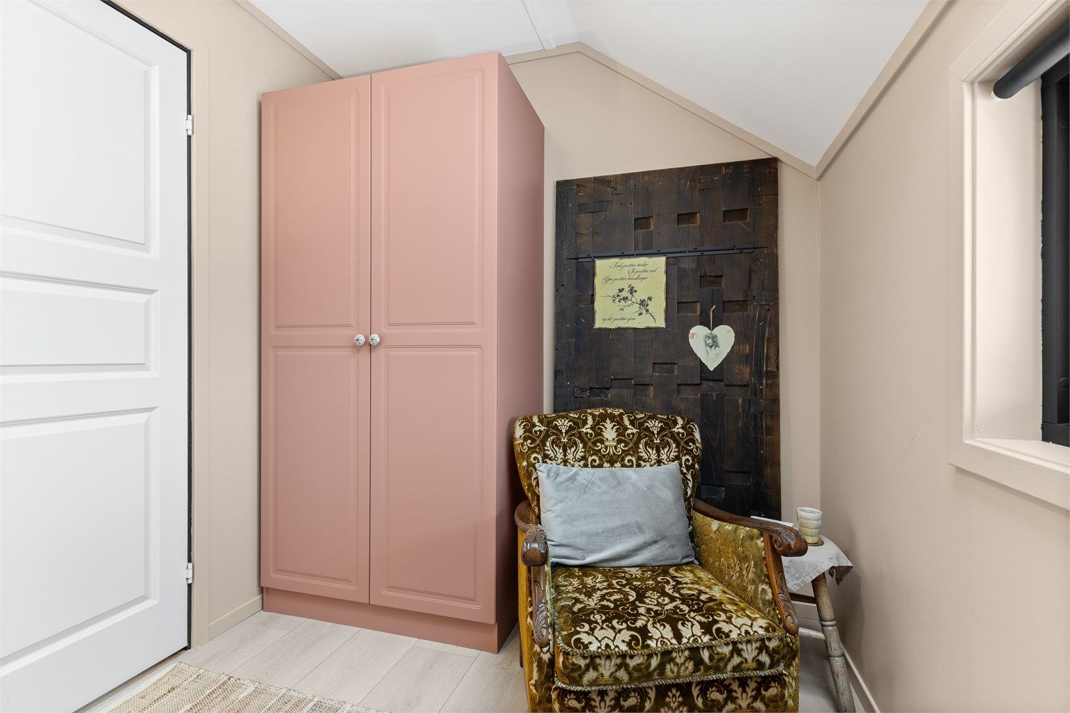 Også dette soverommet er utstyrt med garderobeskap for effektiv oppbevaring.