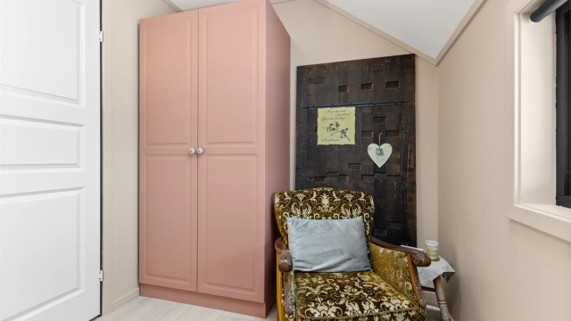 Også dette soverommet er utstyrt med garderobeskap for effektiv oppbevaring.