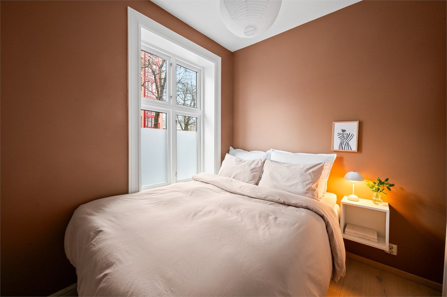 Hovedsoverommet har god plass til dobbeltseng med nattbord. Rommet vender ut mot sidegate. 