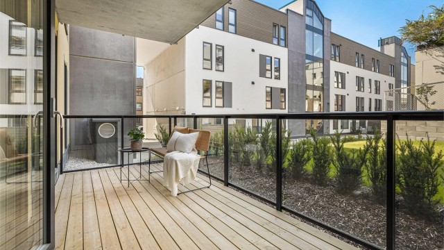 Terrassen er vendt mot fellesarealer - Sommerbilde fra tidligere annonse.
