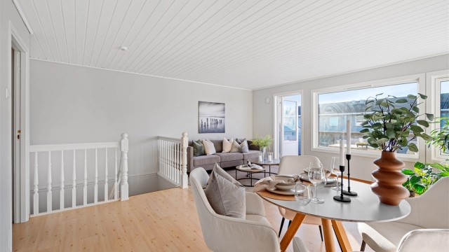 Rekkehus over to plan m/3 soverom, kontor, vaskerom, helfliset bad. Solrik terrasse og hage mot vest, garasje. Ledig nå!
Stue og kjøkken ligger adskilt, men mange har valgt å åpne opp mellom stue og kjøkken. Soverom III ligger også i denne etasjen.