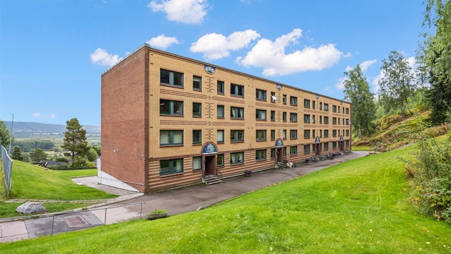 Klassisk teglsteinsfasade i et veletablert og barnevennlig borettslag.