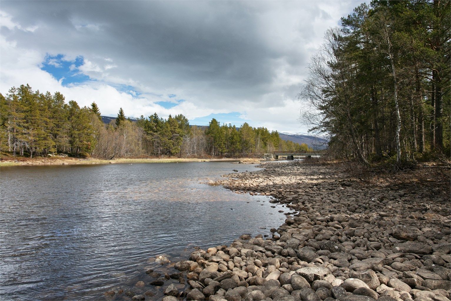 Nærhet til Raumaelva og Lesjaskogsvatnet, kjent for godt fiske etter ørret og harr.