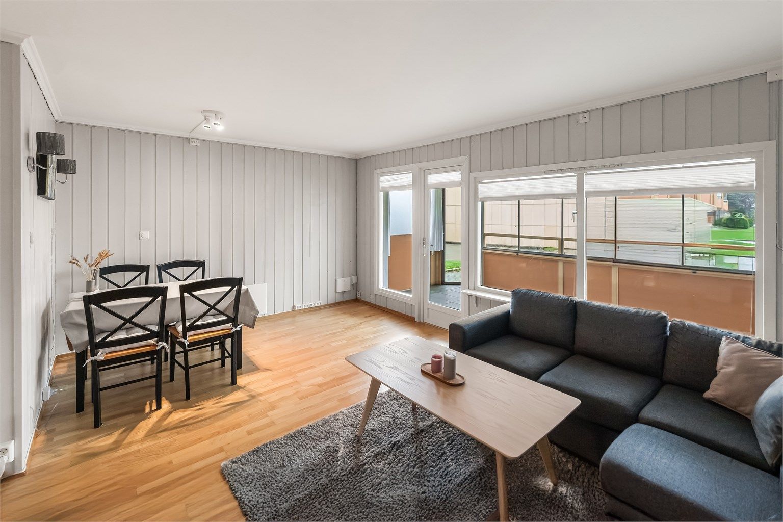 Lyst og moderne innredet med tidsriktige farger samt en en gjennomgående normal fin standard