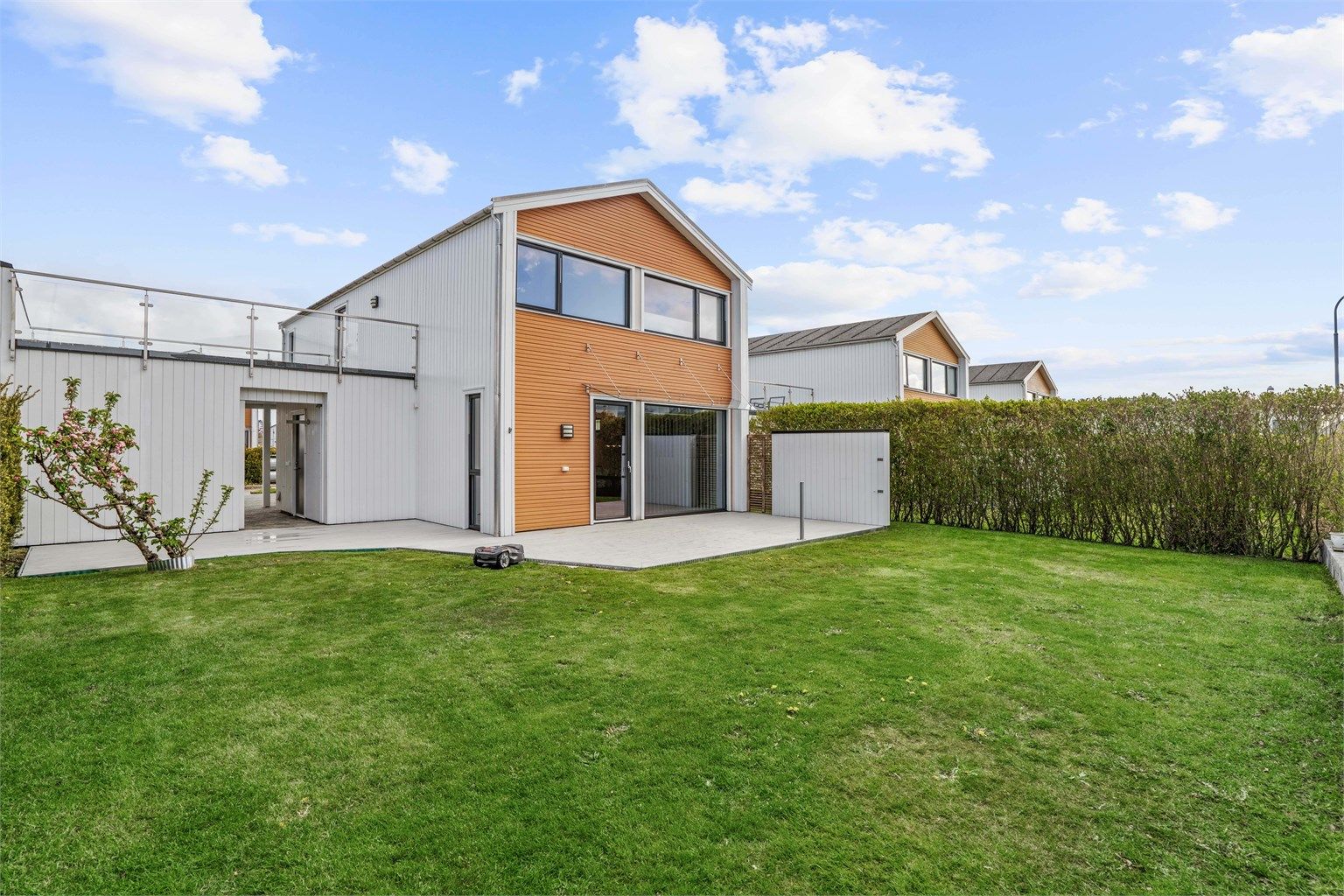 Velkommen til Prestaskjersveien 54, en innholdsrik enebolig, med romslig uteareal og stor takterrasse. Barnevennlig plassert i rolige omgivelser. 
Tom Christer Hovde v/ Krogsveen avd. Sandnes, ønsker velkommen til visning.
Foto: Martin Nordbø