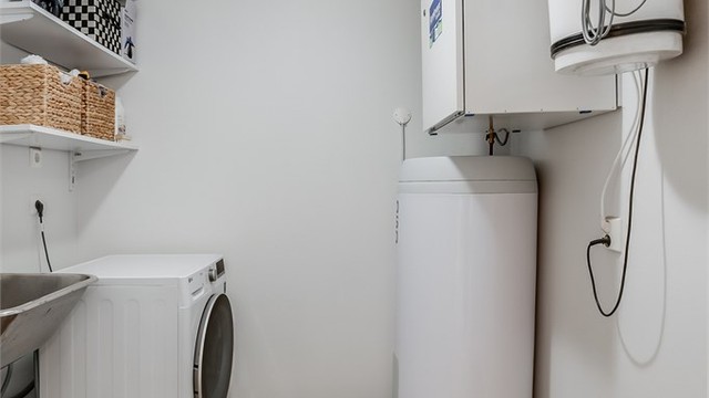 Vaskerom med flislagt gulv med gulvvarme. Utslagsvask. Opplegg for vaskemaskin