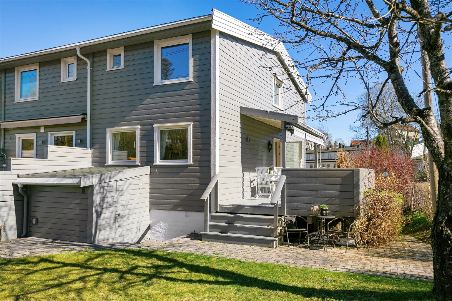 Boligen har lagringsplass i 2 utvendige boder