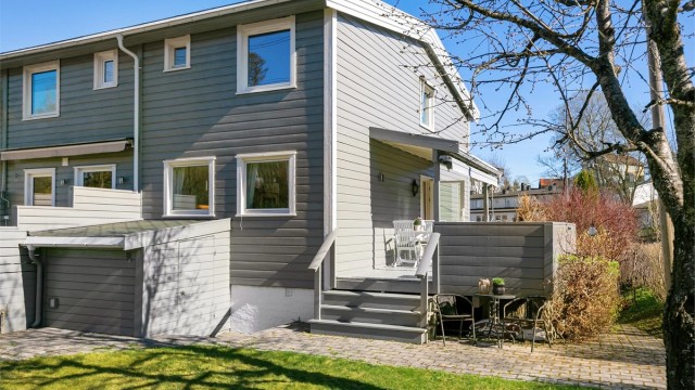 Boligen har lagringsplass i 2 utvendige boder