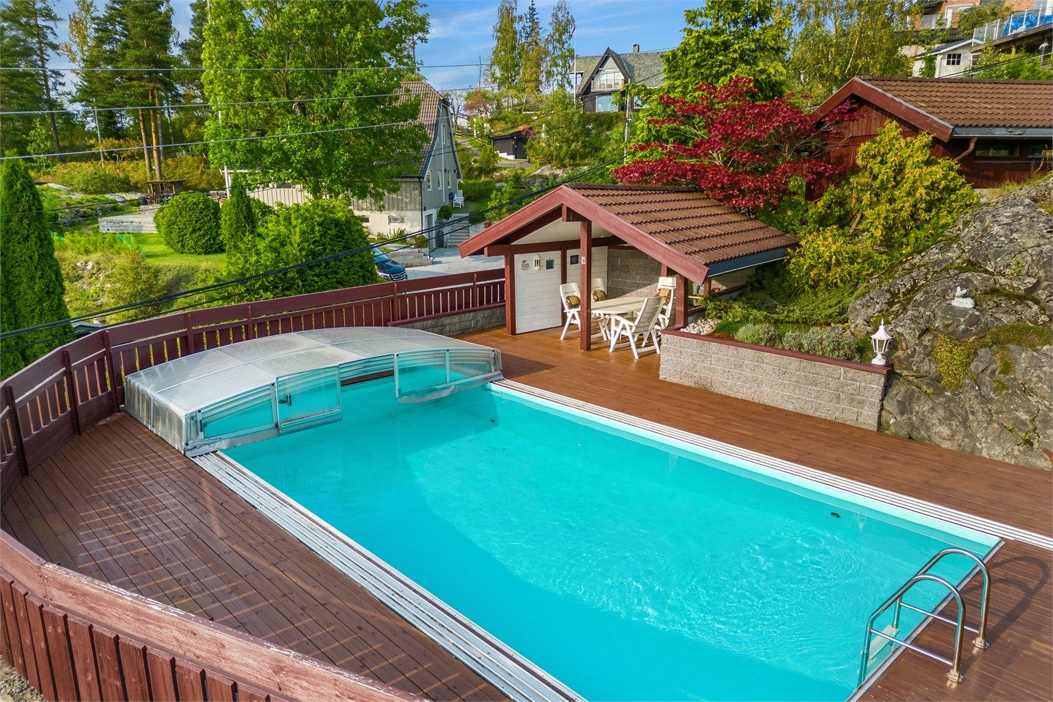 Bassenget blir godt tatt vare på. Instruks for bruk og vedlikehold leveres ny eier