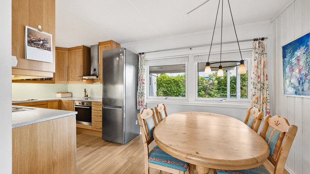 Spiseplass ved vinduet med utsyn mot inngangspartiet.