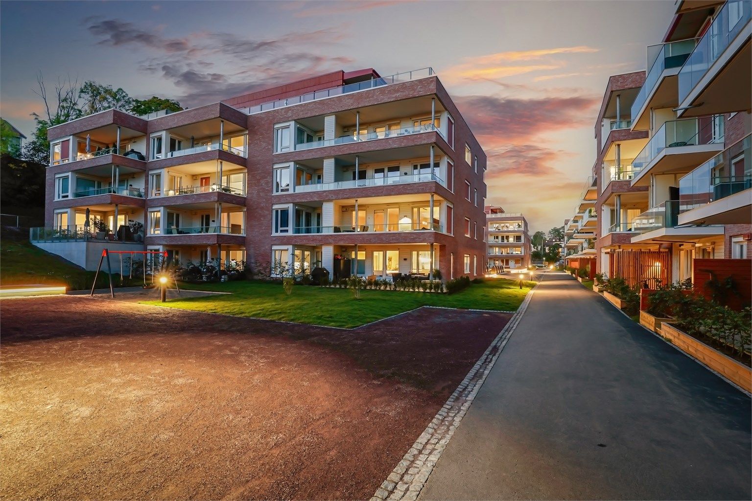 Uteområdene er pent opparbeidet med grøntarealer og lekeplass.