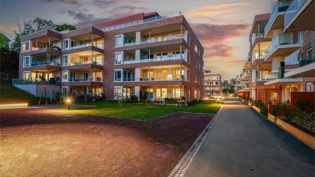 Uteområdene er pent opparbeidet med grøntarealer og lekeplass.
