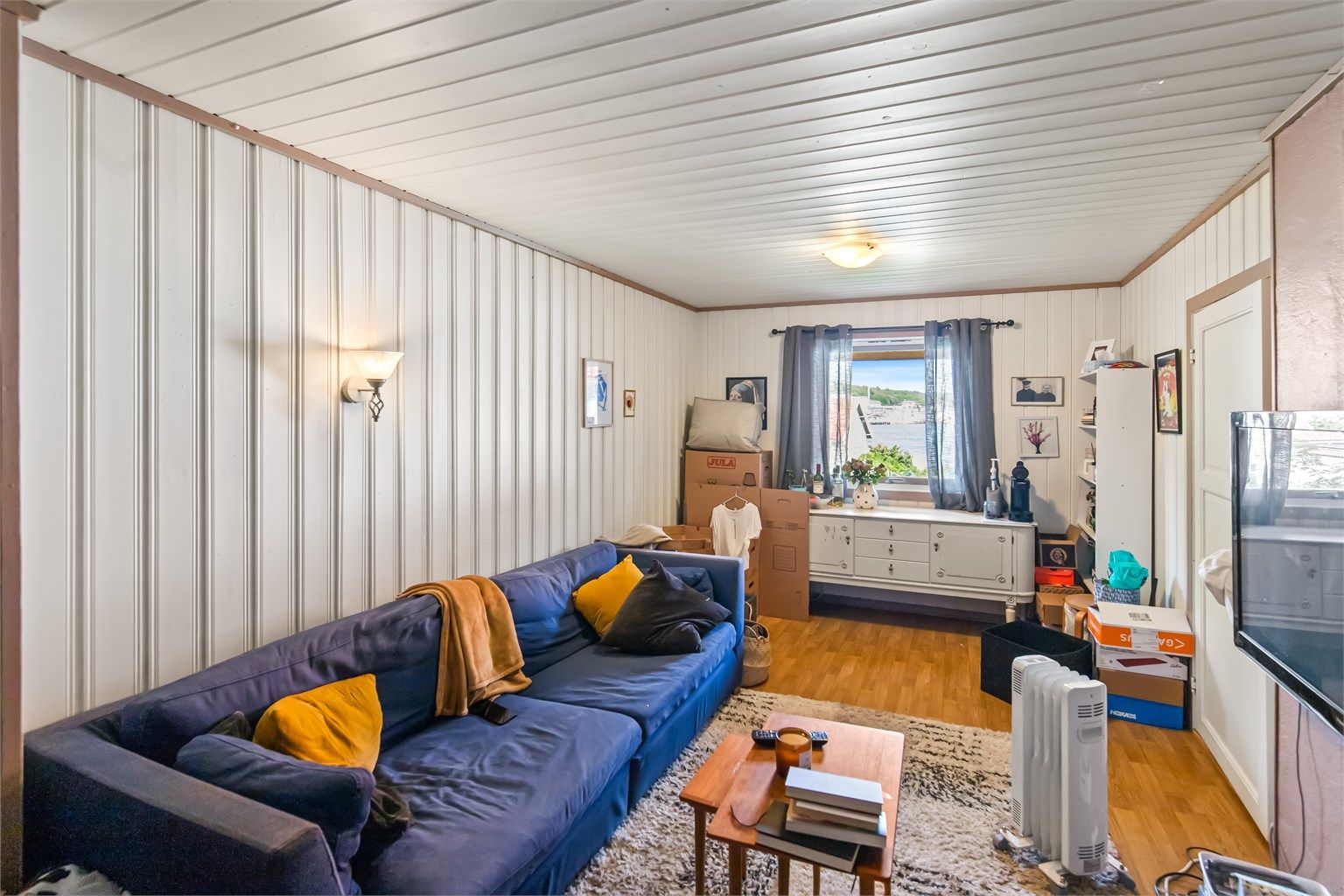 Åpen stue/soverom i underetasje 