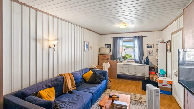 Åpen stue/soverom i underetasje