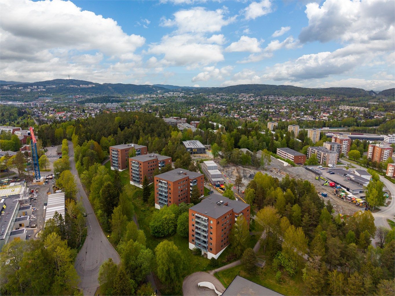 Rett ved borettslagets bygges nye Ellingsrudåsen barneskole som ventes å være ferdigstilt i 2028/2029.