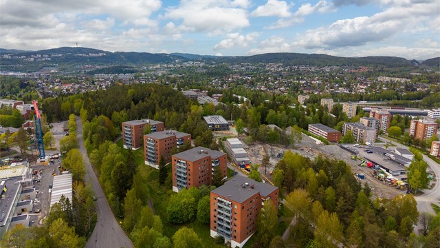 Rett ved borettslagets bygges nye Ellingsrudåsen barneskole som ventes å være ferdigstilt i 2028/2029.