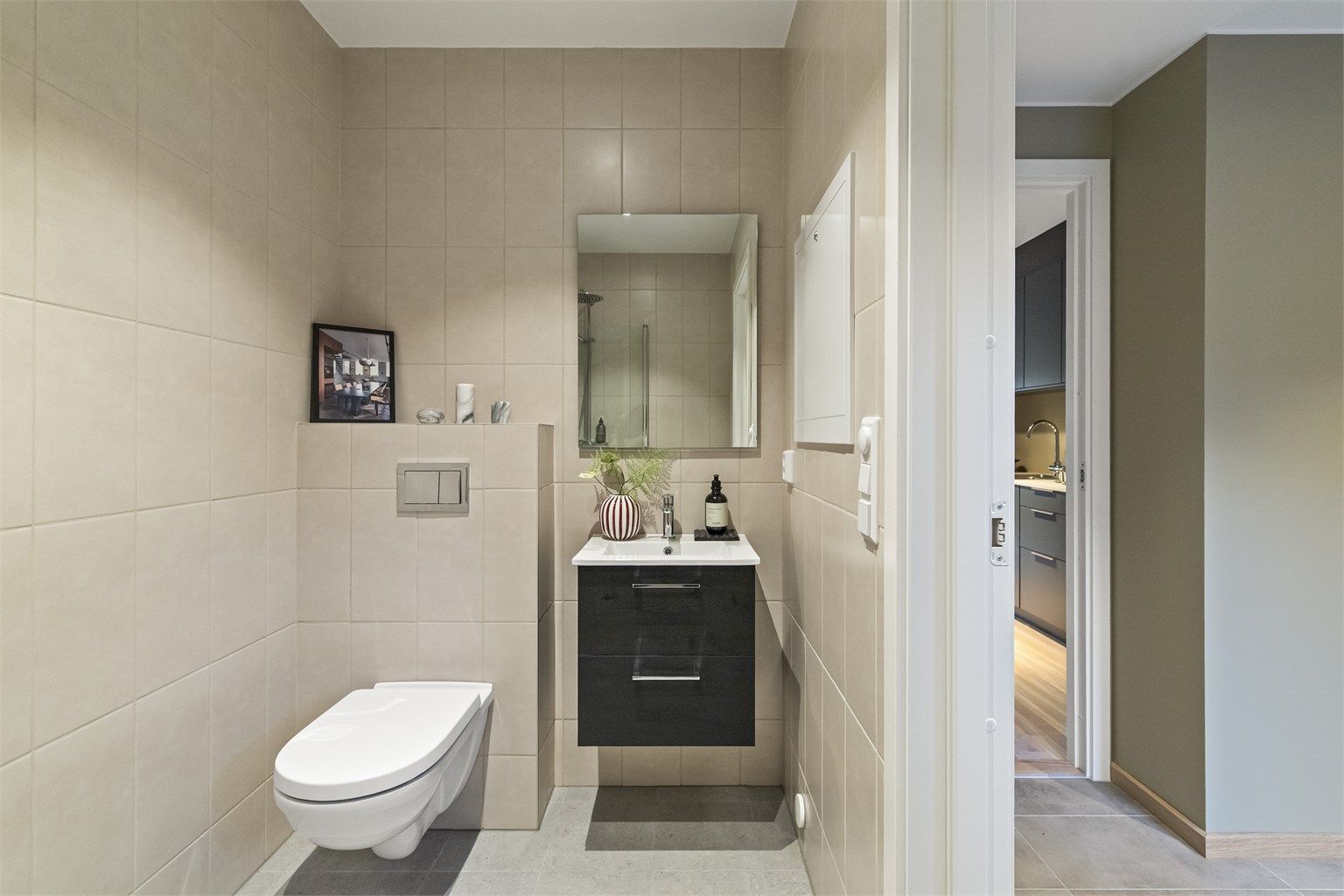 Bad i 1.etasje - i tilknytning til entreen.