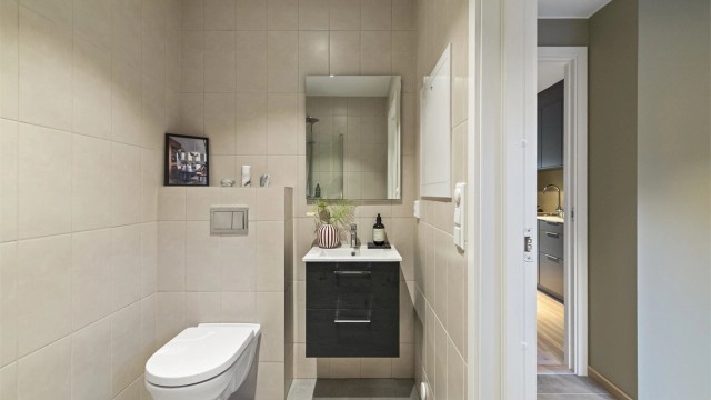 Bad i 1.etasje - i tilknytning til entreen.