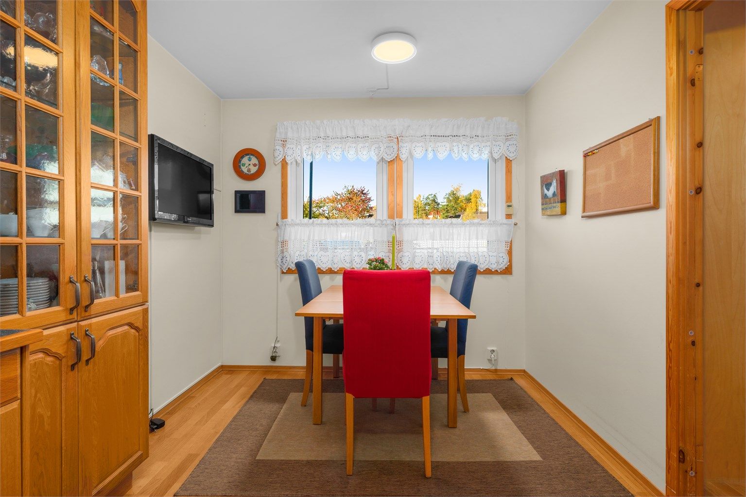 Spiseplassen ligger lyst til ved kjøkkenvinduet med fint utsyn.
