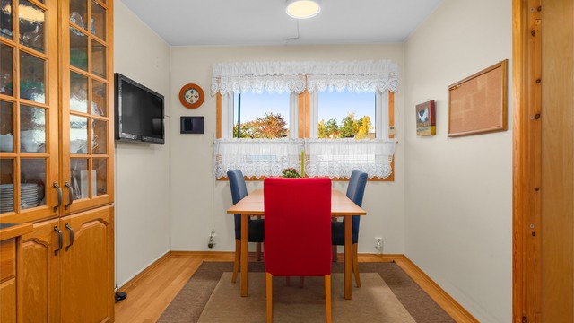 Spiseplassen ligger lyst til ved kjøkkenvinduet med fint utsyn.