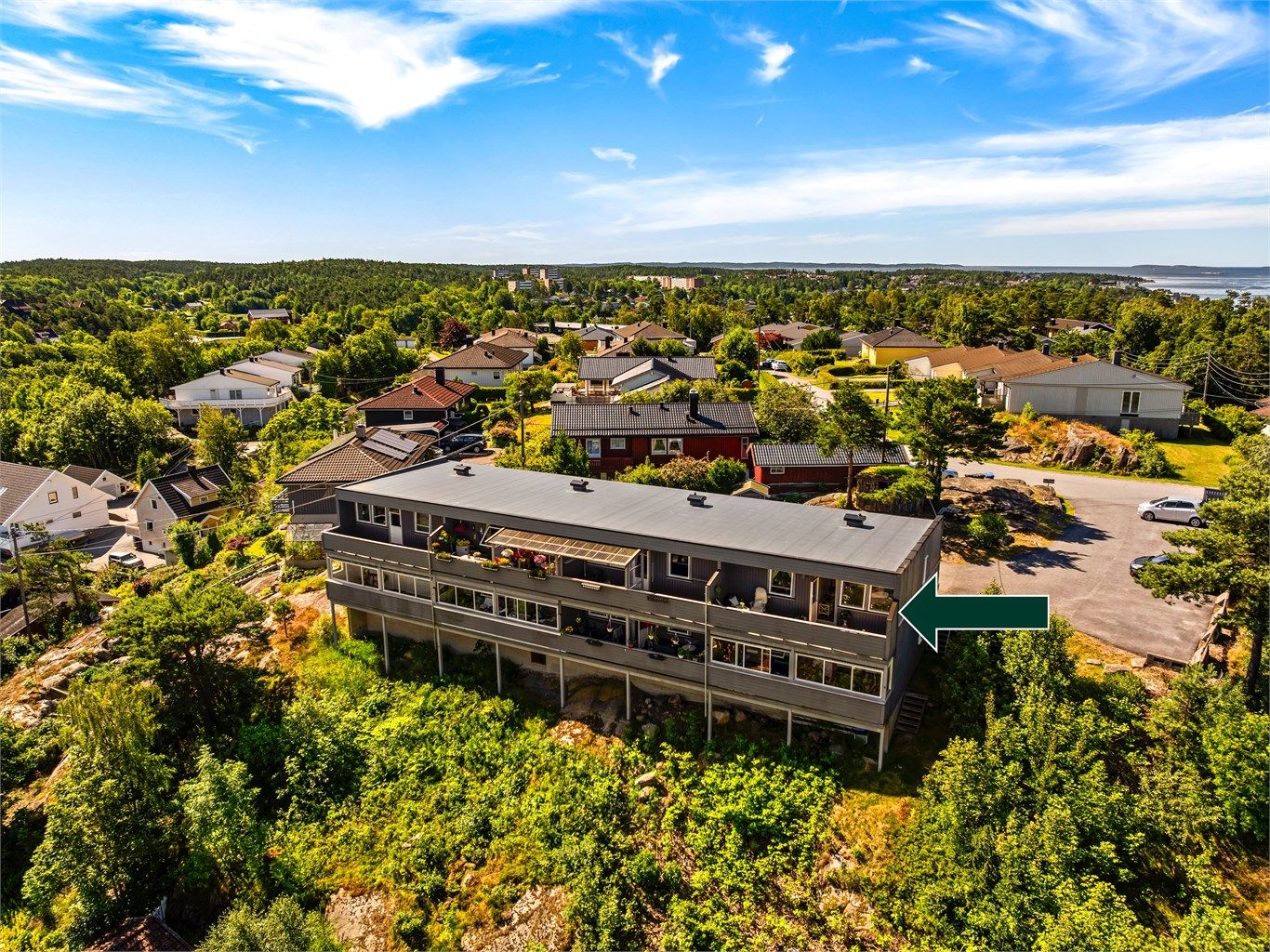 Leiligheten ligger i høy første etasje helt på enden. Lite innsyn, men fantastisk utsikt.