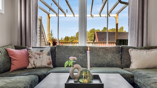 Store vindusflater gir godt lysinnslipp til TV-stuen.