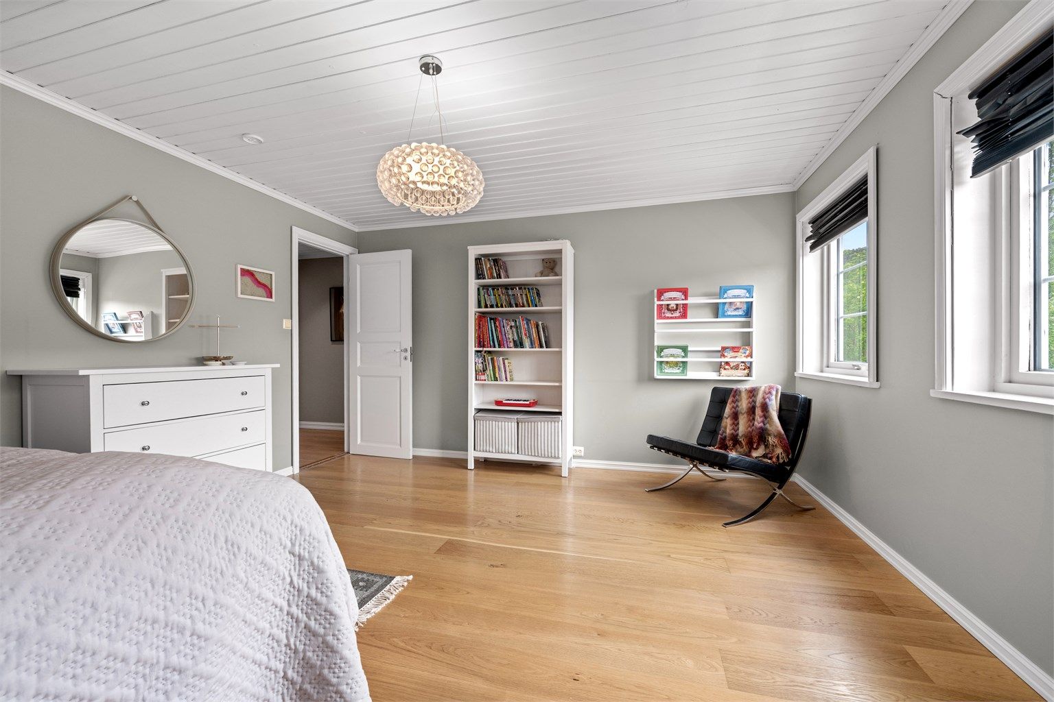 Soverommene i loftsetasjen har overflater med parkett- eller laminatgulv og malte vegger.