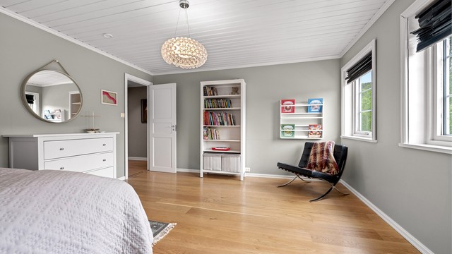 Soverommene i loftsetasjen har overflater med parkett- eller laminatgulv og malte vegger.