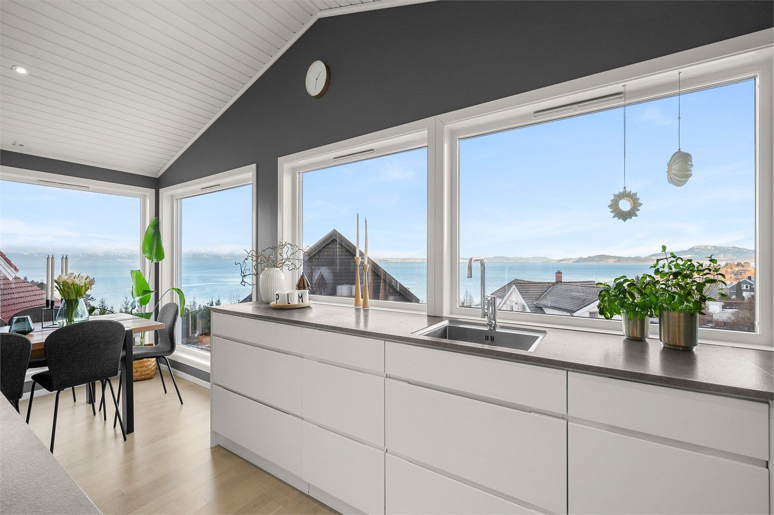 Stilrent kjøkken fra Kvik (2016) med moderne fronter og praktisk kjøkkenøy som naturlig samlingspunkt.