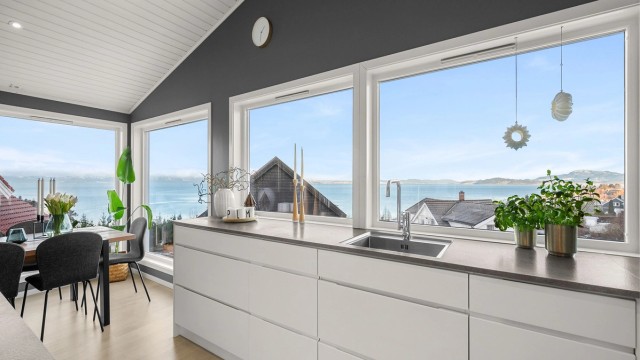 Stilrent kjøkken fra Kvik (2016) med moderne fronter og praktisk kjøkkenøy som naturlig samlingspunkt.