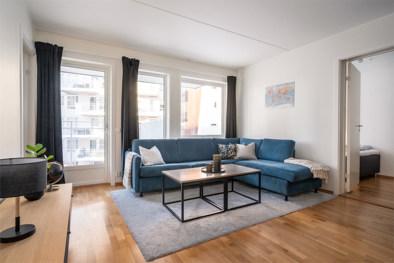 En romslig og lekker leilighet med sentral beliggenhet, bestående av to soverom, åpen stue/kjøkken, bad, bod/walk-in, entré og balkong. Foto: Gutt Foto AS