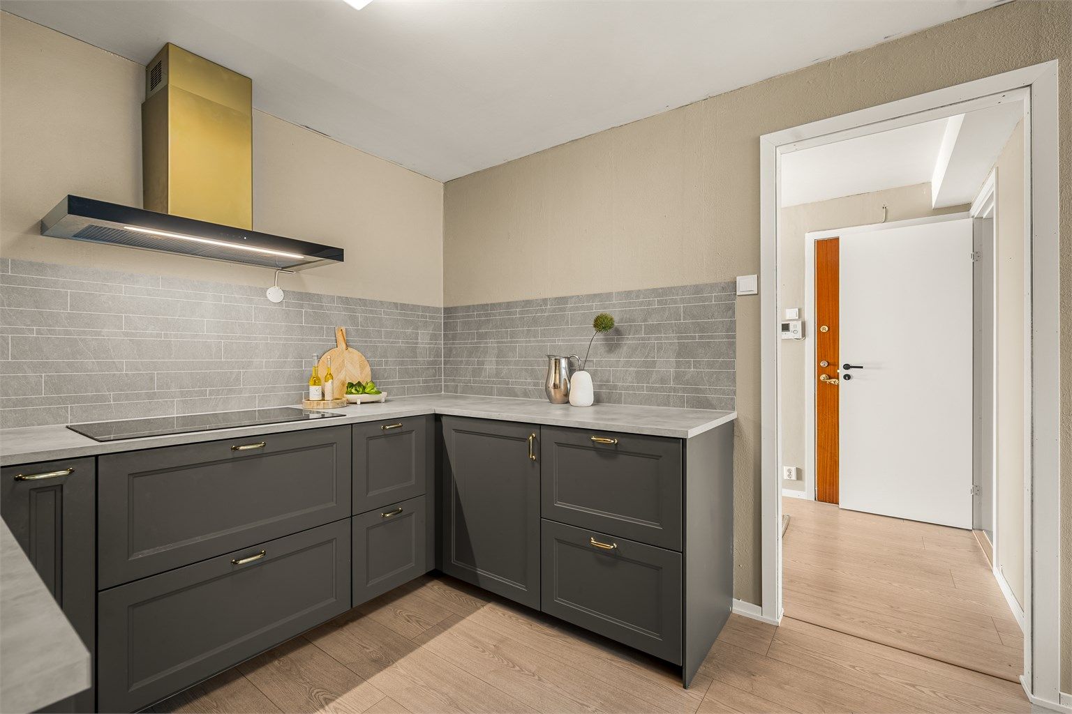 Kjøkkenet har en praktisk kjøkkenøy som gir ekstra arbeidsflate og oppbevaring.