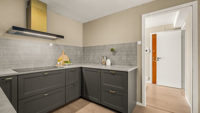 Kjøkkenet har en praktisk kjøkkenøy som gir ekstra arbeidsflate og oppbevaring.