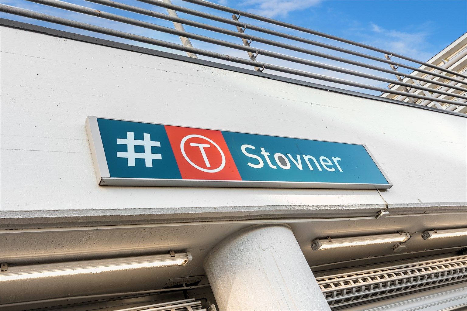 Stovner T-banestasjon ligger omtrent 10 minutters gange unna.