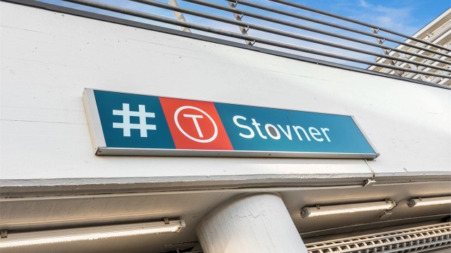 Stovner T-banestasjon ligger omtrent 10 minutters gange unna.