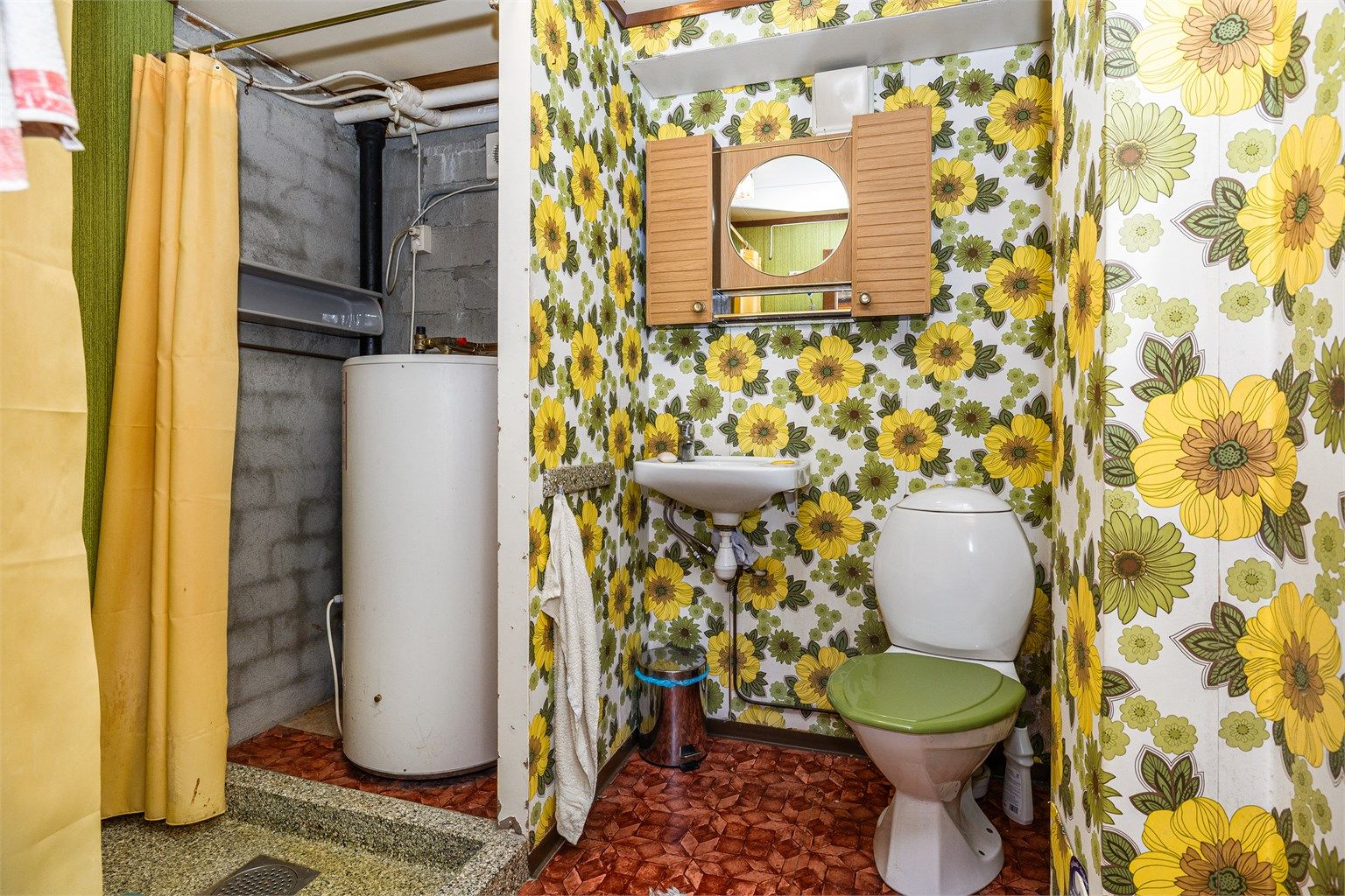 Badet i underetasjen er opprinnelig byggemeldt som brenselsrom og ikke godkjent for varig opphold. Se mer under punkt "ferdigattest" i salgsoppgaven for mer informasjon