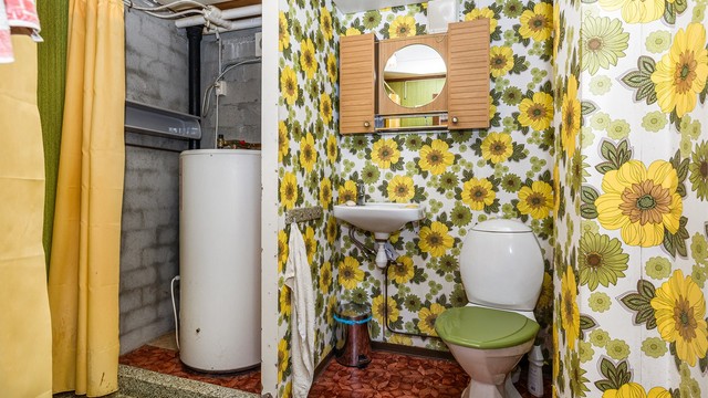 Badet i underetasjen er opprinnelig byggemeldt som brenselsrom og ikke godkjent for varig opphold. Se mer under punkt "ferdigattest" i salgsoppgaven for mer informasjon